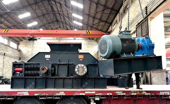 圖為配套西瑪電機的全自動對輥破碎機發貨照片 圖為配套西瑪電機的全自動對輥破碎機發貨照片